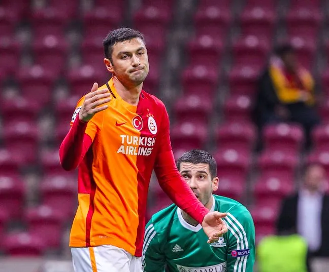 Burak Yilmaz signe à Pékin