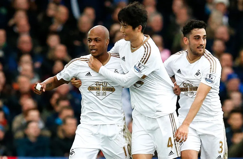 Ayew soigne Swansea