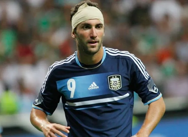 Il s’excuse après avoir taclé Higuaín en amical