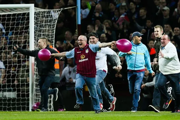 Les fans d&rsquo;Aston Villa quitteront le stade à la 74e minute