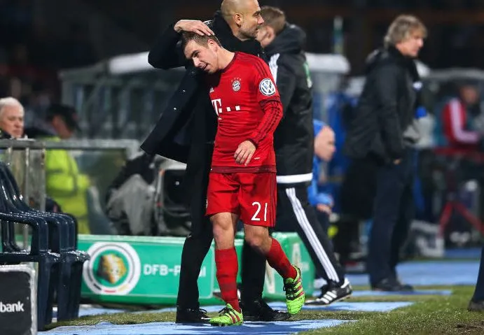 Lahm tacle Manchester City et le PSG