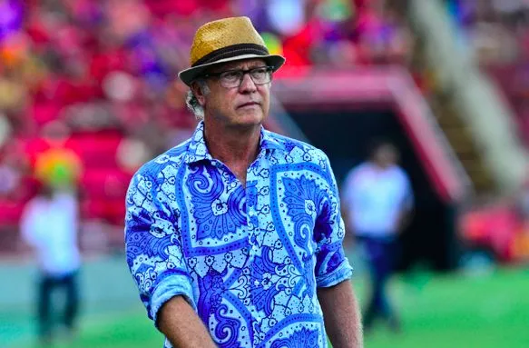 Le look vacancier de Paulo Falcao