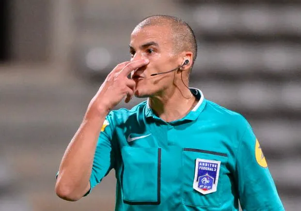 Un arbitre argentin siffle la mi-temps à la 35e