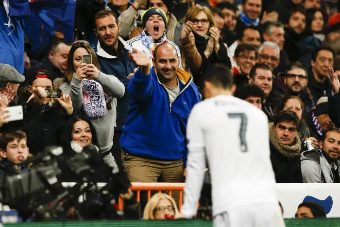 Quand Ronaldo tente de boire un thé en public
