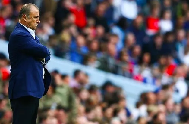 Quand Fatih Terim donne son portable au 4e arbitre