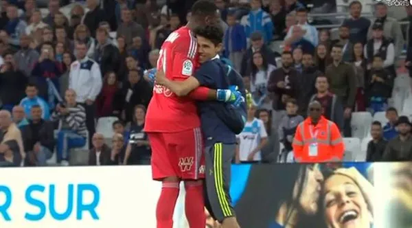 Le câlin à Mandanda coûte cher