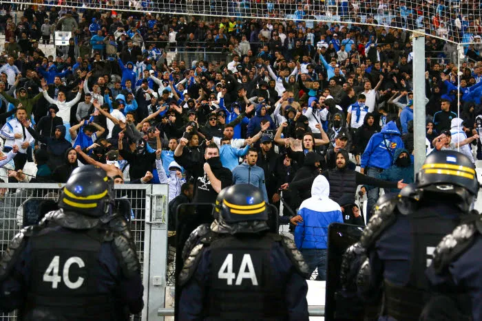 Le beau pointu d’un policier pendant une manifestation