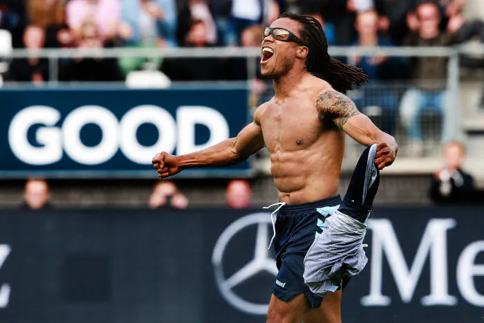 Un journaliste anglais découpe Edgar Davids