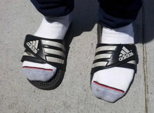 C’est quoi le problème avec les claquettes ?