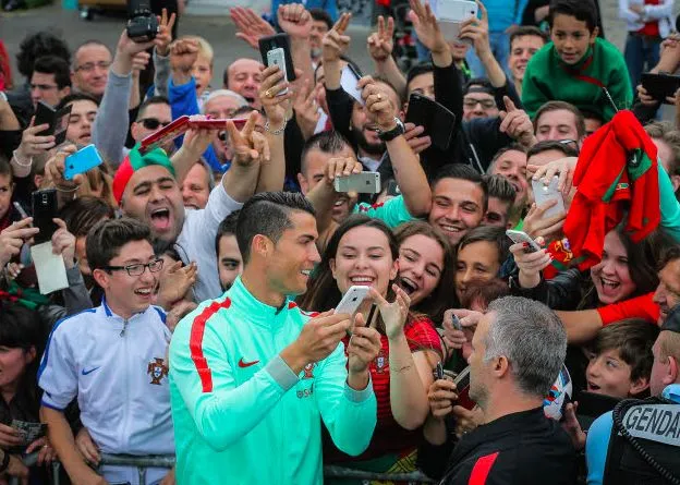 Le micro jeté à l’eau par Ronaldo vendu aux enchères