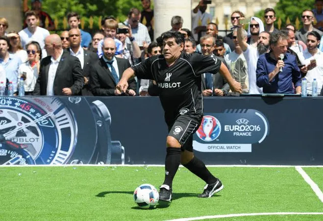 Quand Maradona joue les pompiers de service