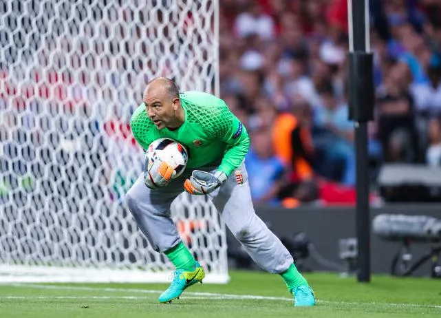 Gábor Király exploite le filon survêtement