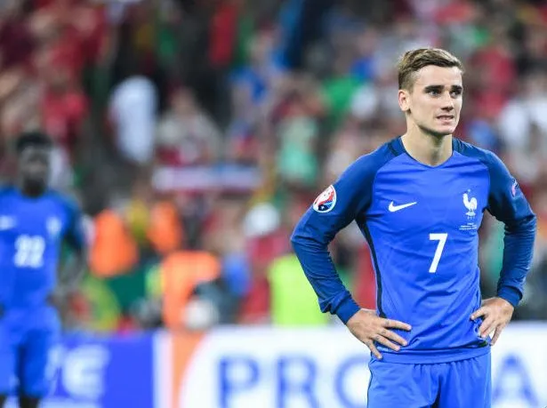 Le maillot de Griezmann donné à Cazeneuve