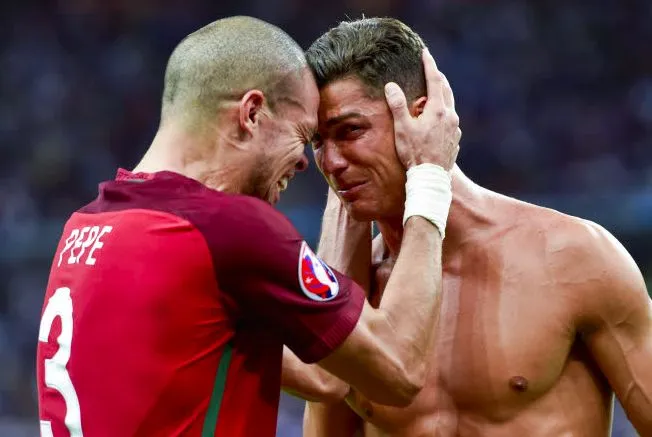 Pepe caresse Ronaldo