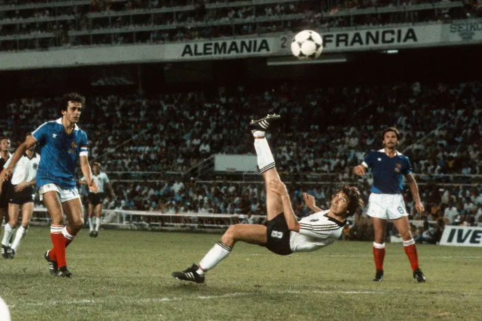 Klaus Fischer claque encore des retournés
