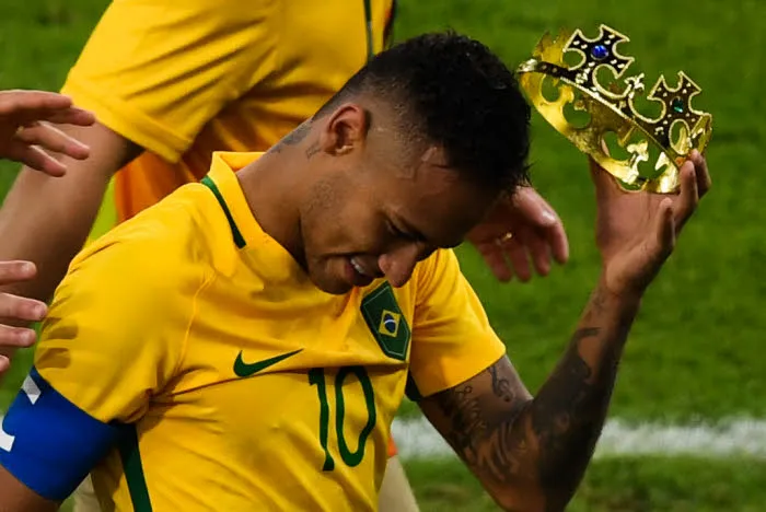Neymar enlacé par des fans pendant l&rsquo;entraînement
