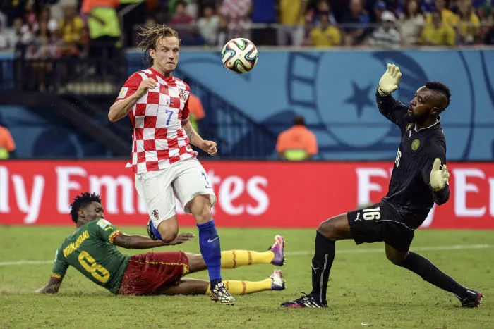 Vine : M&rsquo;Bia et Rakitic échangent leurs shorts