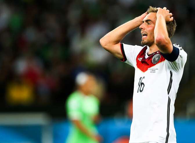 Philipp passe Lahm à gauche