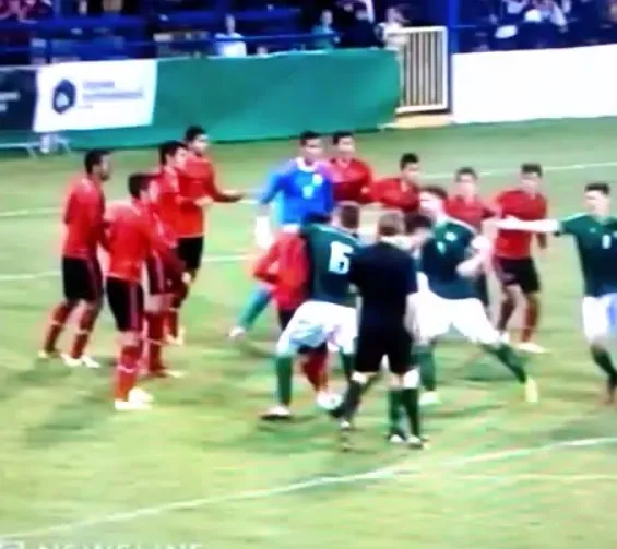 Vine : Baston lors d&rsquo;un tournoi U19