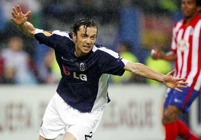 Simon Davies va payer pour jouer