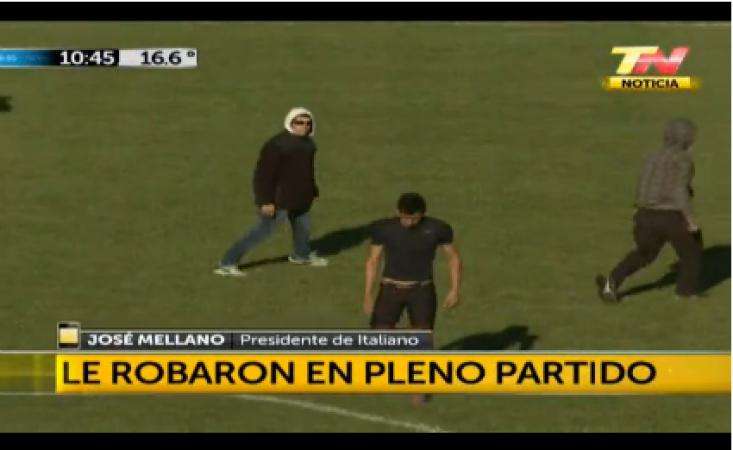 Vidéo : un joueur déshabillé en plein match