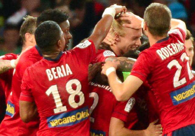Vine : le coup franc de Kjaer (1-1) !