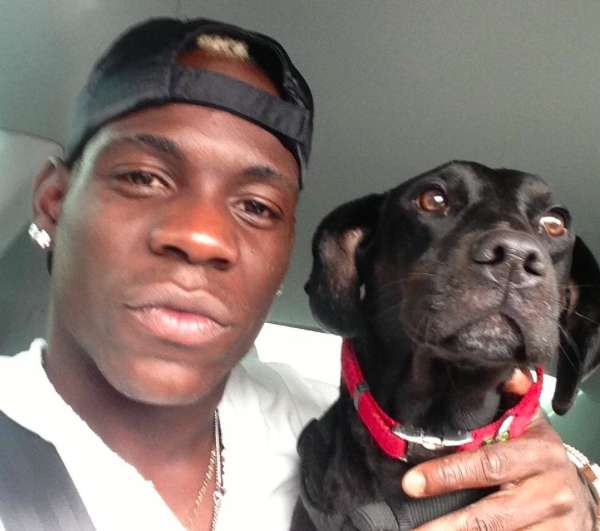 Balotelli téléphone à son chien