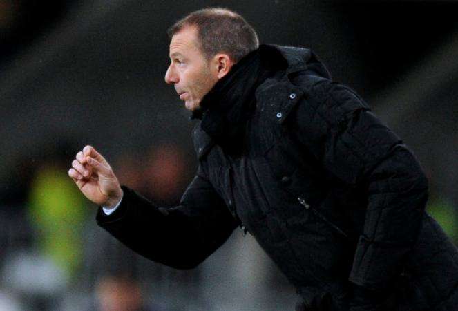 Vine : un entraîneur attaque un joueur