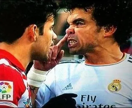 Photo : Pepe se mouche sur Costa