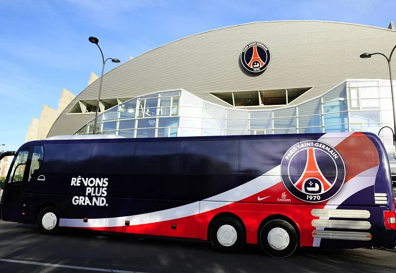Vidéo : Le car du PSG grille un feu rouge