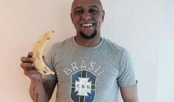 La banane : soutien viral à Dani Alves