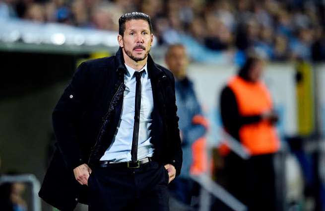 EN DOUBLE Simeone dans les bras de son fils