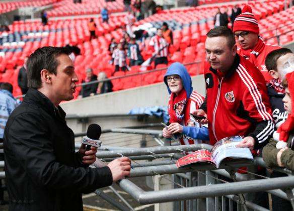 Un fan piège Gary Neville