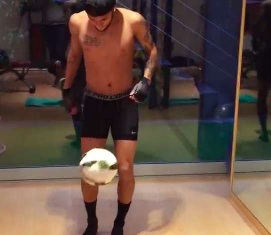 Neymar jongle en caleçon chez lui
