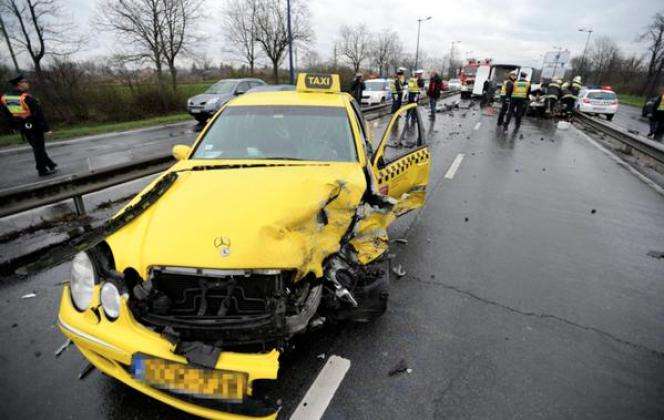 Trois Grecs échappent de peu à la mort