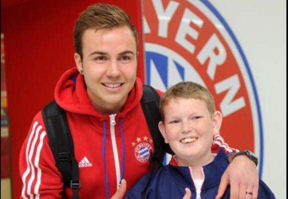 Un jeune enfant malade rencontre Mario Götze