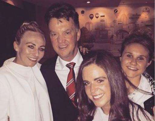 Louis van Gaal fête la victoire avec les filles de City