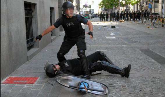 Un policier blessé par des supporters