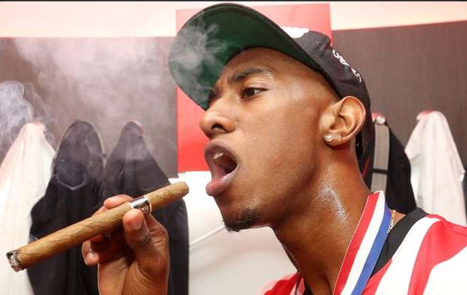 Les joueurs du PSV fêtent le titre avec des cigares