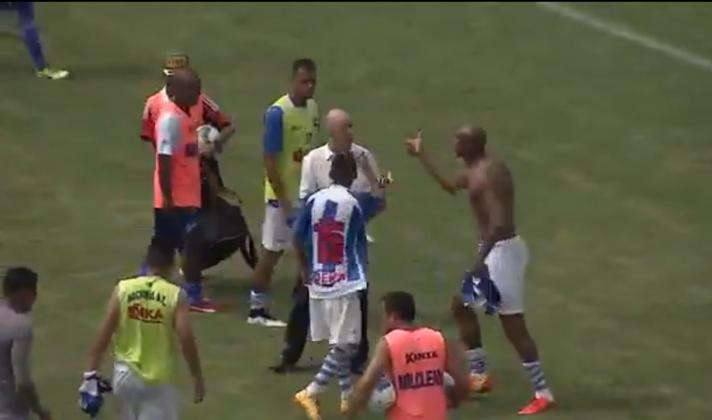 Vidéo : des joueurs agressent la police