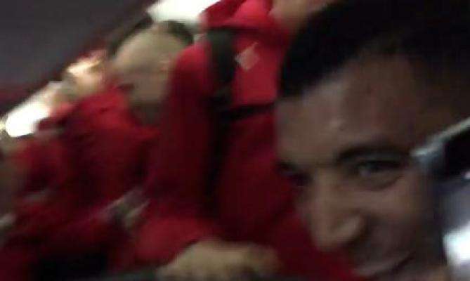 Les joueurs de Watford apprennent leur montée dans le train