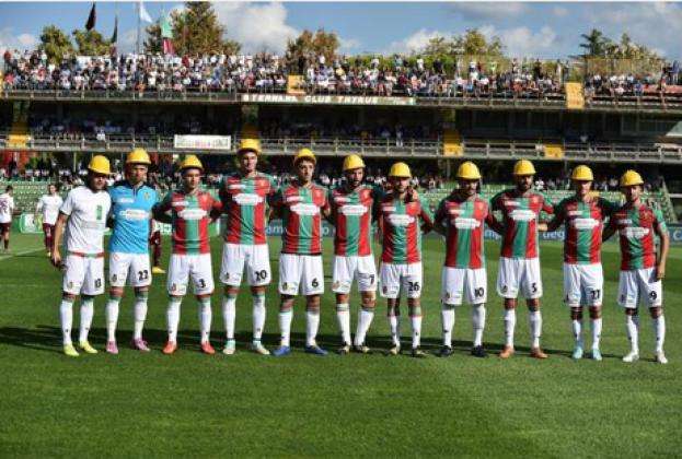 Des joueurs casqués prennent une valise