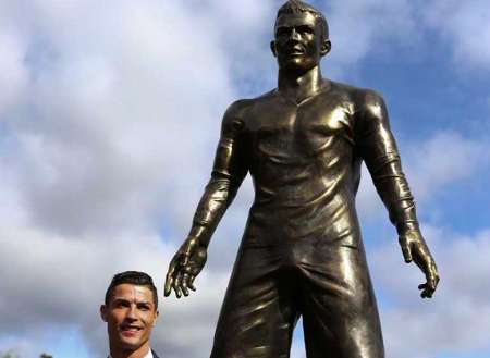 Photo : La statue de C. Ronaldo en érection ?