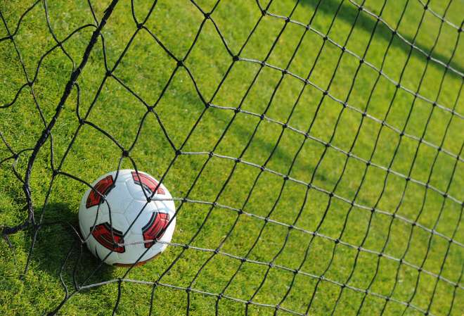 Vidéo : il marque sans le faire exprès