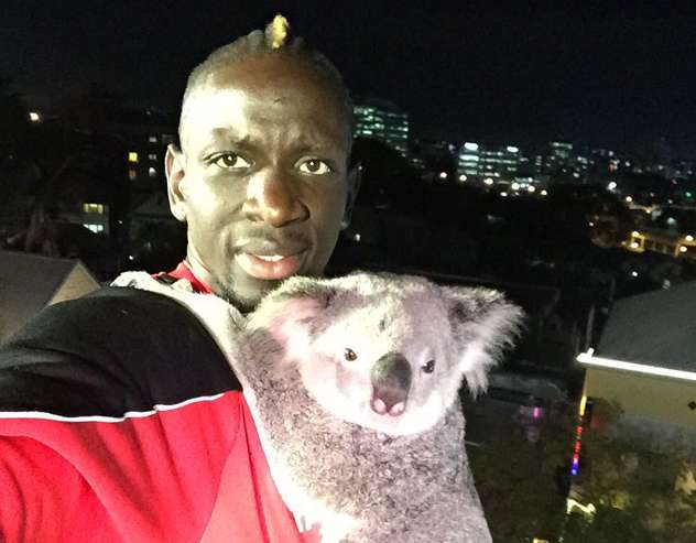 Photo : Sakho pose avec un koala