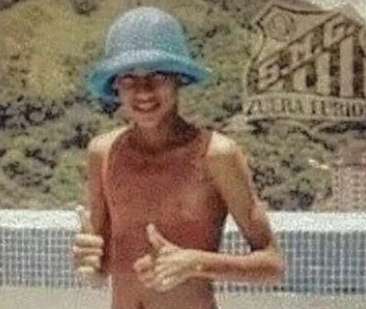 Petit Neymar et chapeau de mamie