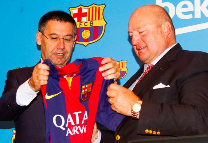 Un socio du Barça vote avec le maillot du Real