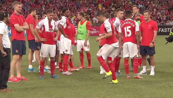 Vidéo : Özil jongle avec du sparadrap