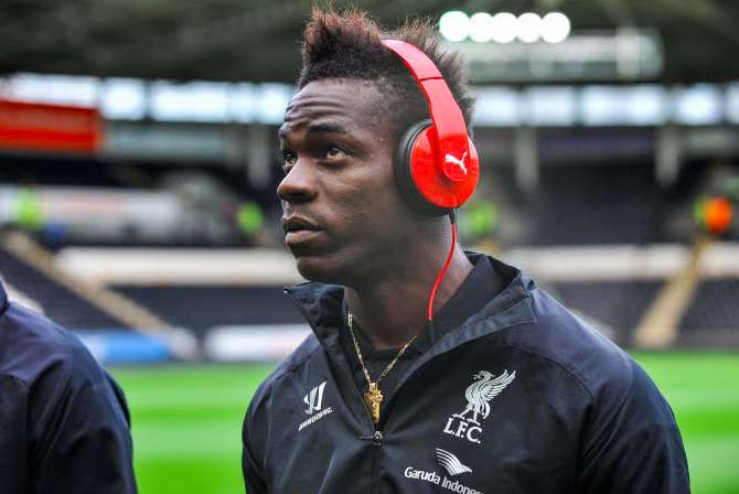 Balotelli joue la pom-pom girl