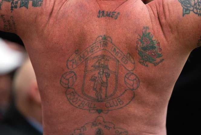 Un tatouage de Manchester United pour sauver son fils malade